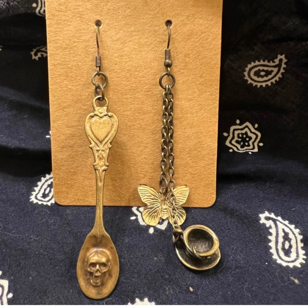 ISO!!!!!! Alice in Wonderland Tea time earrings